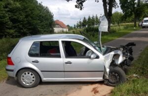 Ciężarna uderza w drzewo. Wydmuchała 2,5 promila