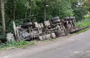 Wywrotka w rowie obok Kwakówka, stłuczka w Jeleniu