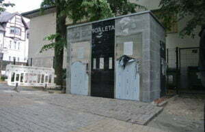 Miejski park z nowymi toaletami