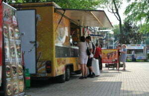 Food trucki znów w miejskim parku