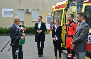 Nowa karetka oficjalnie przekazana. Jutro wyjeżdża na drogi