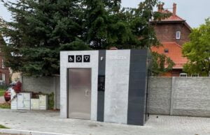 Z notatnika miejskiego strażnika: balanga w publicznym WC