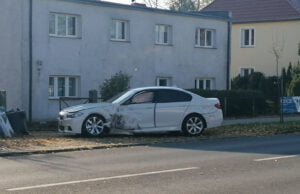 Radiowóz uderza w BMW oraz kamienicę