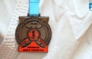 Z wizytą u szczecineckich karateków, medal Wojciecha Piesika