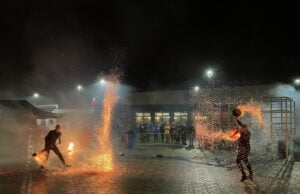 Klimatyczny taniec ognia na finał Święta Niepodległości w Bobolicach
