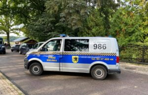 Z notatnika miejskiego strażnika: dzieci w pidżamach na mrozie, frustrat w koszulce