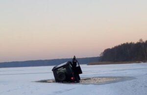 Terenówka wpadła do jeziora