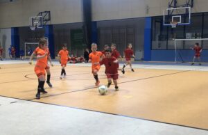 Piłkarscy skrzaci opanowali halę przy Adasiu