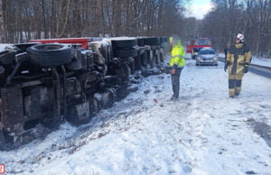 Przewrócona ciężarówka na DK20