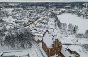Biały Bór z lotu ptaka w zimowej scenerii