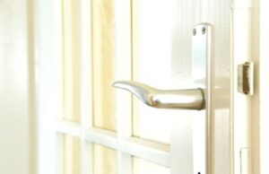 Aż 16 zarzutów dla okradającego mieszkania „na klamkę”