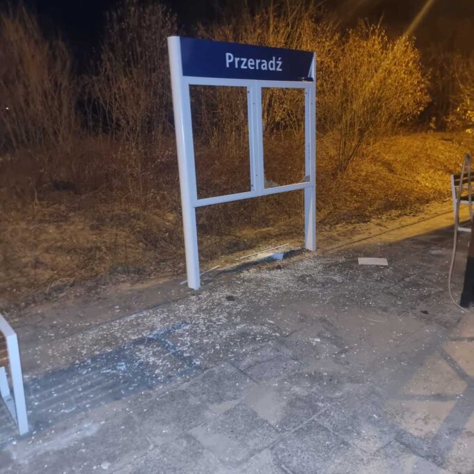 Zdemolował przystanek kolejowy