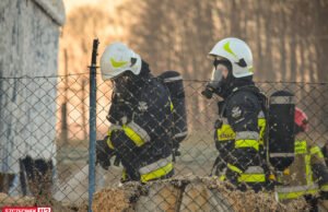 Pożar traw i magazynu w Szczecinku