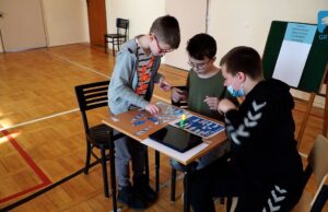 Uczniowie przeszukiwali gmach Adasia