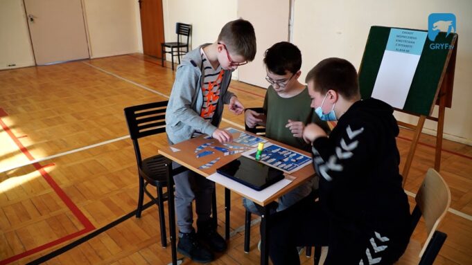 Uczniowie przeszukiwali gmach Adasia