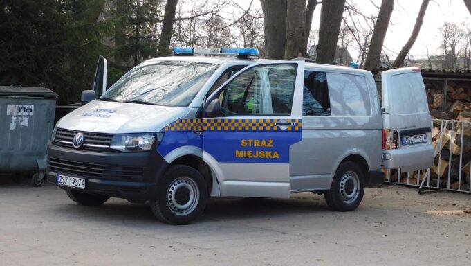 Strażnicy miejscy pomagają ratownikom medycznym oraz armii