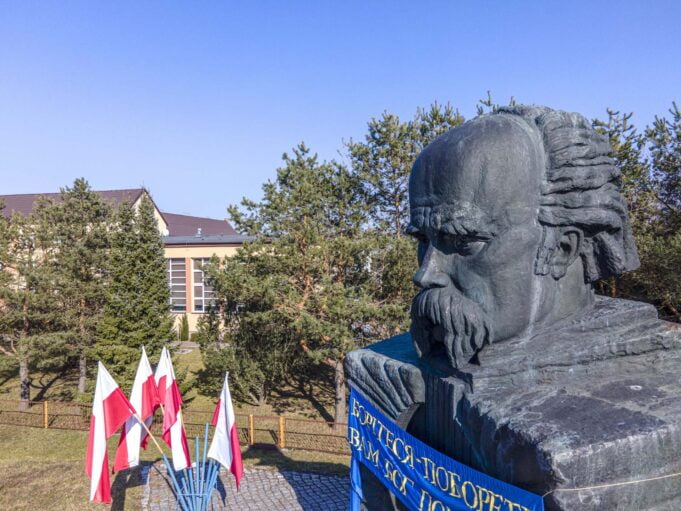Marszałek wspiera uczniów w Białym Borze