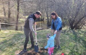 Świeżo upieczeni rodzice posadzili drzewa