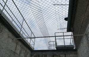 Areszt za rozbój w warunkach recydywy