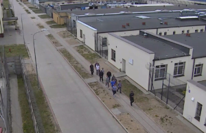 Kandydaci do służby chodzą po zakładzie…