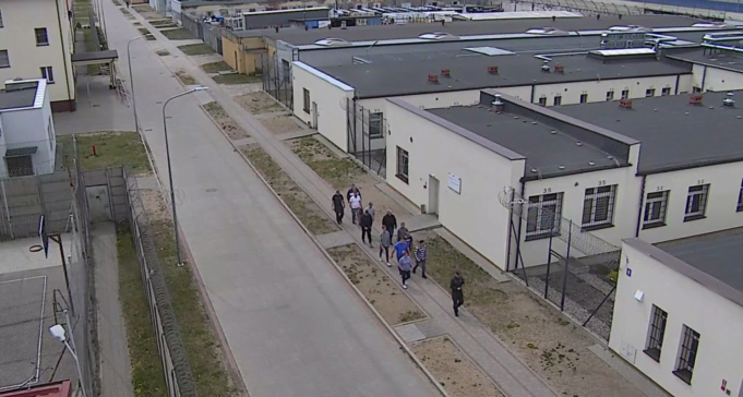 Kandydaci do służby chodzą po zakładzie…