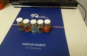 Paczka z koksem, czyli codzienność Służby Więziennej