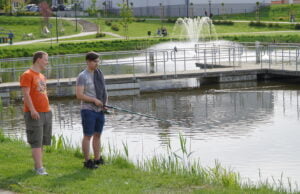 Młodzież sprawdzała czy biorą, starsi posprzątali