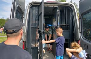 Funkcjonariusze SW dzieciom