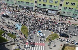 Ulicami miasta idą procesje