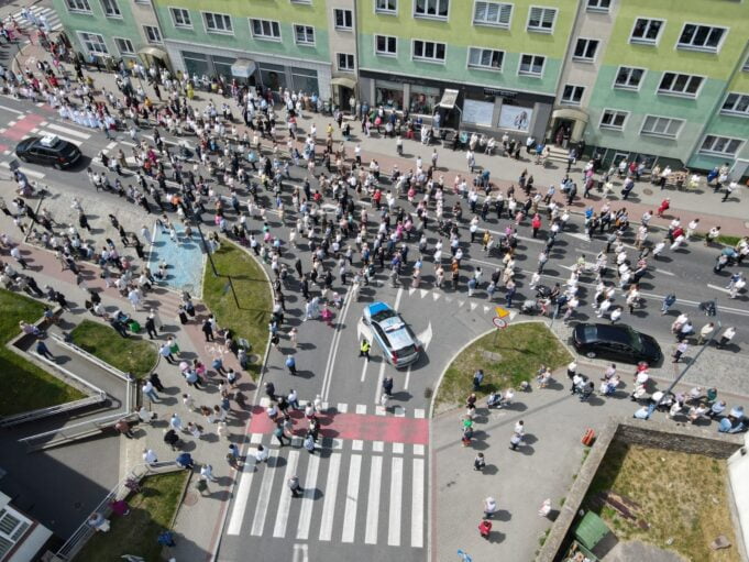 Ulicami miasta idą procesje