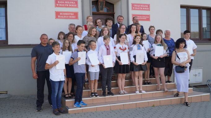 Uczniowie i burmistrz nagrodzeni