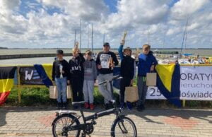 Młodzi żeglarze z kolejnymi z pucharami