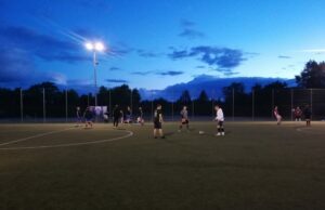 Latem najlepiej gra się po zmroku…