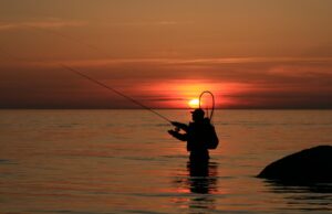 Nocny wędkarz nad Trzesieckiem. Pijany, ale trzymał pion