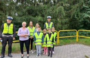 Dzieci i policjanci dbają o bezpieczeństwo na drogach