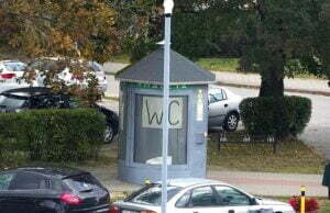 Demolka w publicznym szalecie