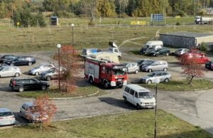 Chłopiec zakleszczony w drzewie