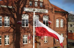 W Barwicach stanęły dwa maszty