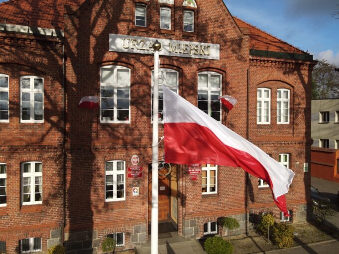 W Barwicach stanęły dwa maszty