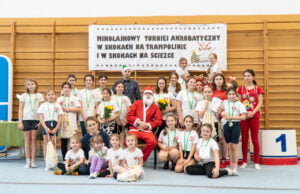 Mikołajkowe skoki na trampolinie i ścieżce