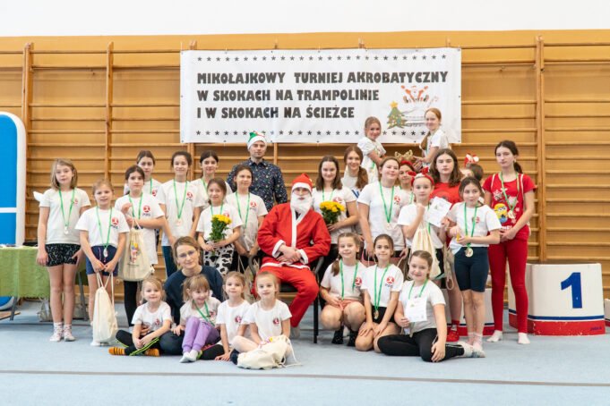 Mikołajkowe skoki na trampolinie i ścieżce