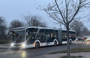 Nie dość, że przegubowy, to jeszcze elektryczny