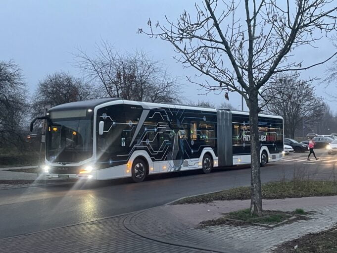 Nie dość, że przegubowy, to jeszcze elektryczny