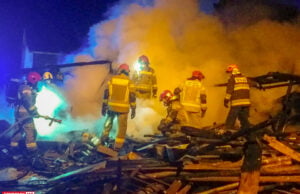 Budynki gospodarcze w ogniu – nocna akcja w Śmiadowie