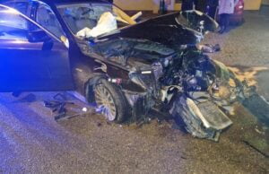 Wypadek w centrum Barwic, uszkodzony budynek