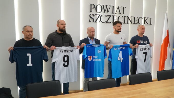 Wielim z powiatowym herbem na koszulkach
