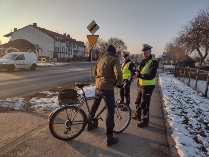 Rowerzyści wciąż jeżdżą po pasach