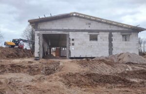 Budynek inwentarski przy Rolniczaku jest już prawie zadaszony