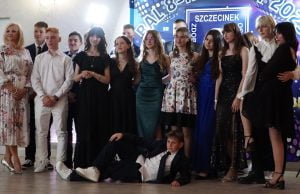 Ósmoklasiści świętowali koniec podstawówki