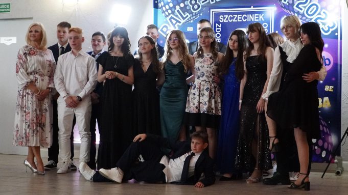 Ósmoklasiści świętowali koniec podstawówki